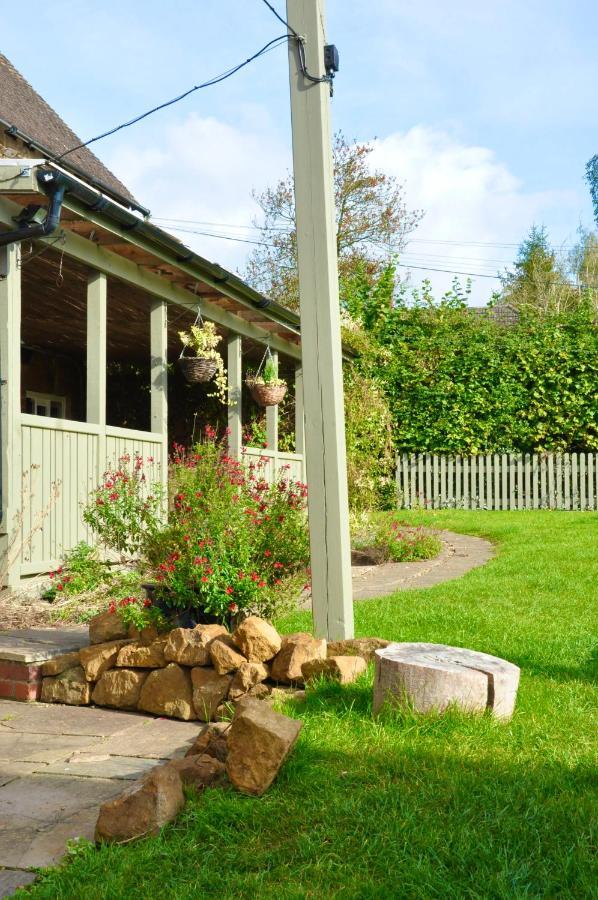 The Hollybush Inn And B&B Priors Marston Esterno foto