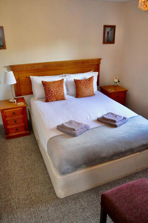 The Hollybush Inn And B&B Priors Marston Esterno foto