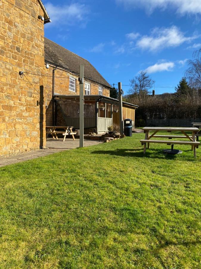 The Hollybush Inn And B&B Priors Marston Esterno foto