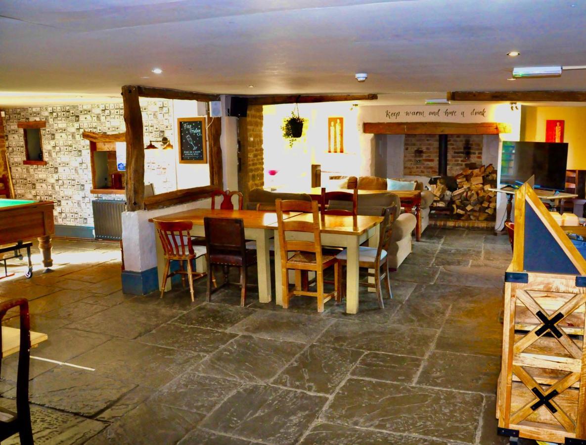 The Hollybush Inn And B&B Priors Marston Esterno foto