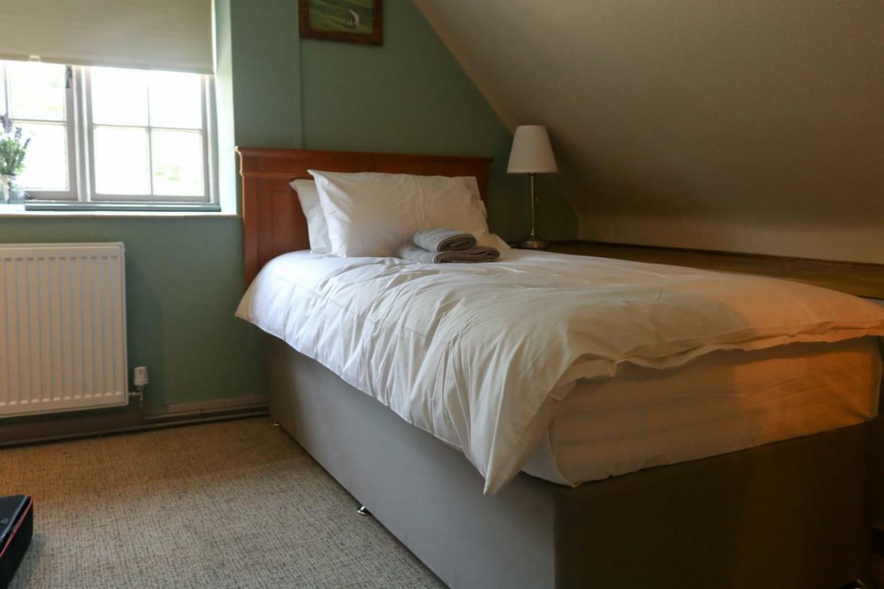 The Hollybush Inn And B&B Priors Marston Esterno foto
